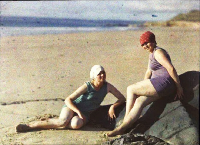Женский пол носил купальники сдельные, без оголенной талии.