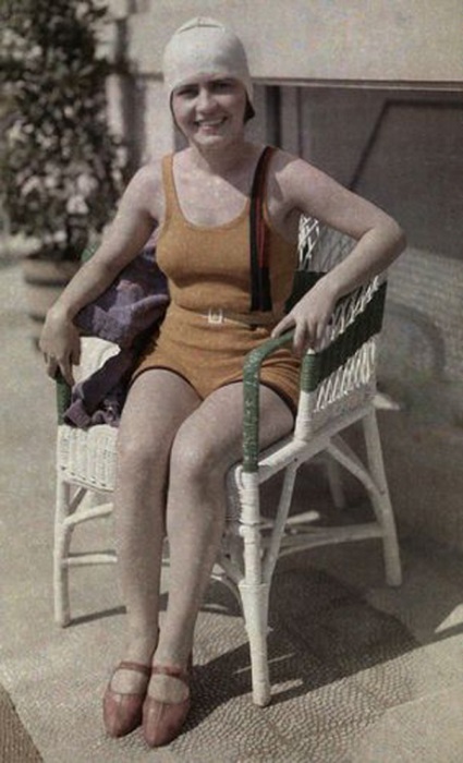 Спортсменка в шапочке и купальнике, прикрывающий бедра.