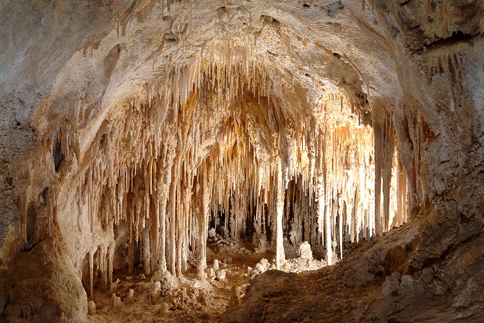 Пещеры образованы путем разъедания известняка серной кислотой, содержащейся в воде.