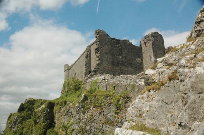 Замок был построен в XII-XIII веках на 90-метровом холме.