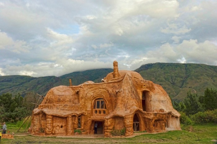 Терракотовый домик, целиком сделанный из глины. 