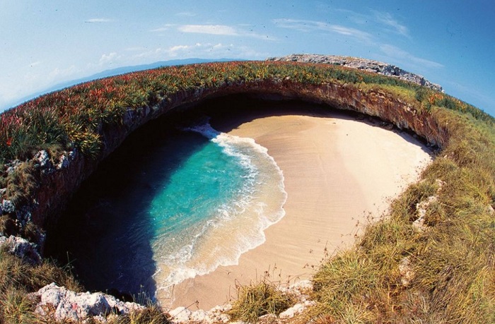 Самый скрытый пляж на острове Плая де Амор.