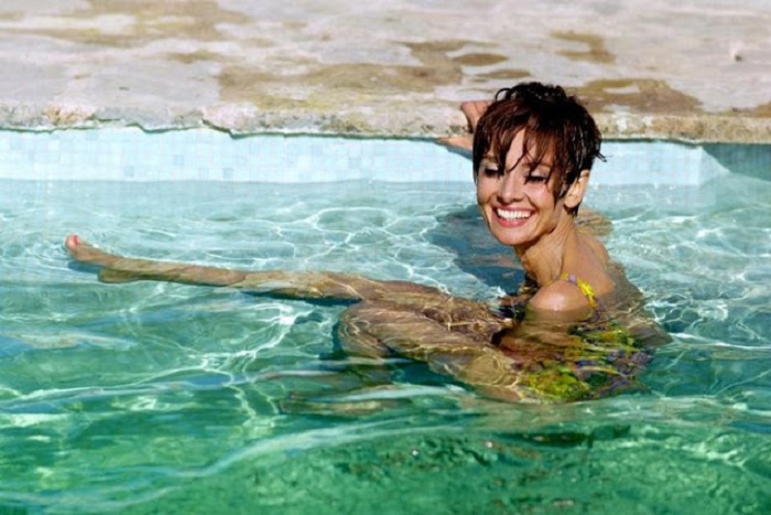 Отдыхающая актриса позирует английскому фэшн-фотографу Терри О’Нилу в перерыве между съемками фильма.