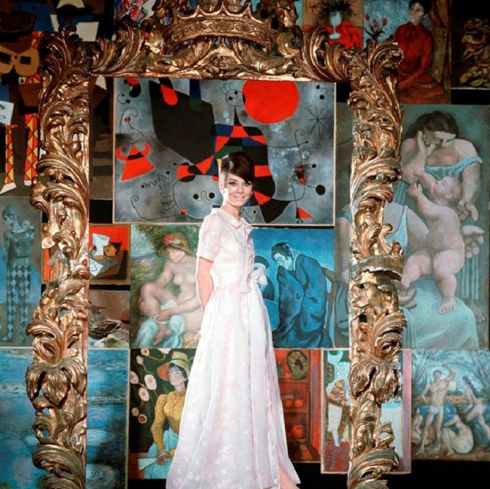 Голливудская актриса в вечернем платье из осенней коллекции французского модельера Юбера де Живанши.