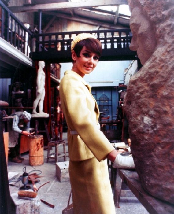 Британская актриса и фотомодель в парижской студии во время съемок знаменитого фильма «Как украсть миллион».