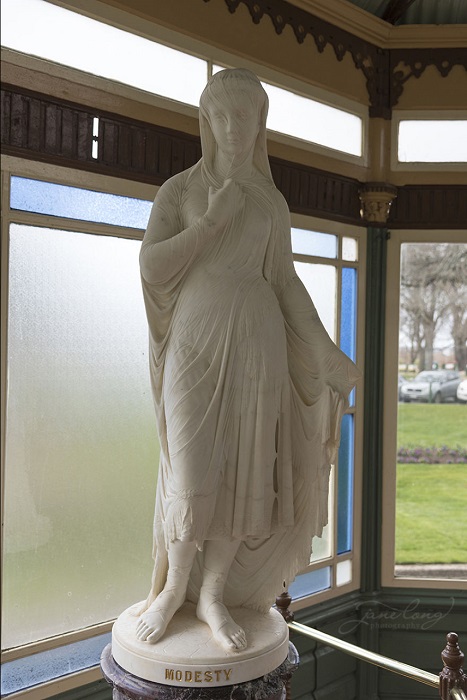Прекрасная женская фигура покрыта тонкой прозрачной вуалью - яркий образец безупречной техники работы с мрамором.