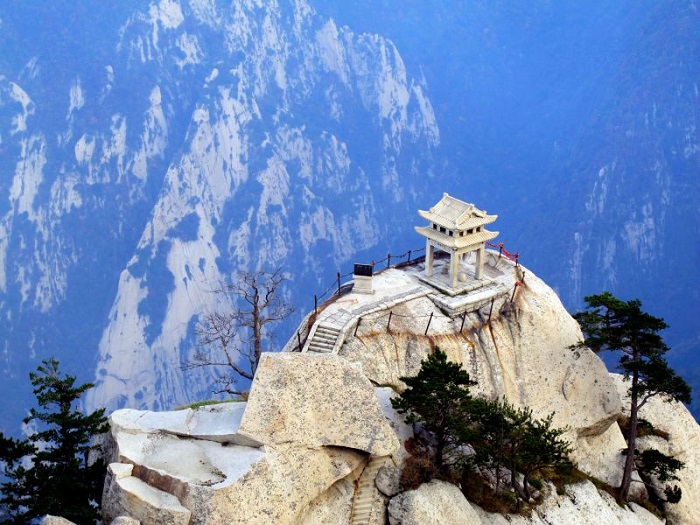 Одно из сакральных мест на одной из священных гор Китая.