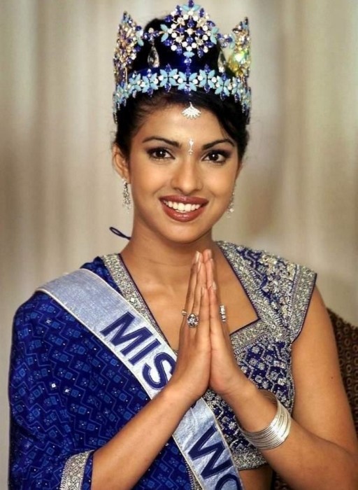 Индийская актриса, модель и певица, победительница конкурса « Мисс Мира»  2000 года, ведет активную общественную деятельность: участвует в благотворительных акциях в Индии и США.
