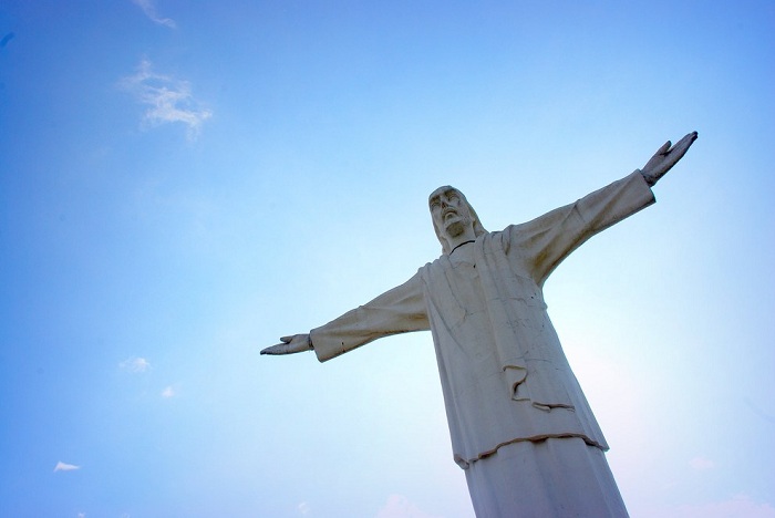 Уменьшенная копия знаменитой скульптуры Христа Искупителя в Рио-де-Жанейро.