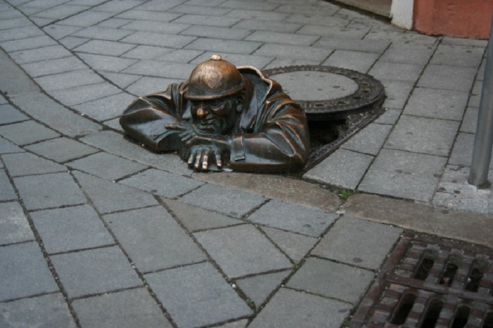Самая известная статуя в Братиславе, выполнена из бронзы.