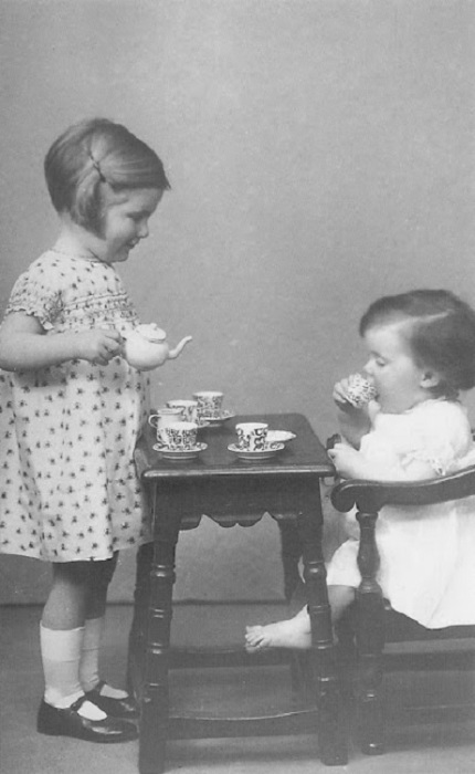 Чаепитие с игрушечного детского сервиза, 1930 год.