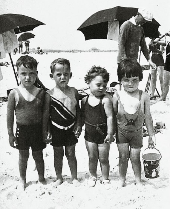 Друзья, собравшиеся на пляже, 1930 год.