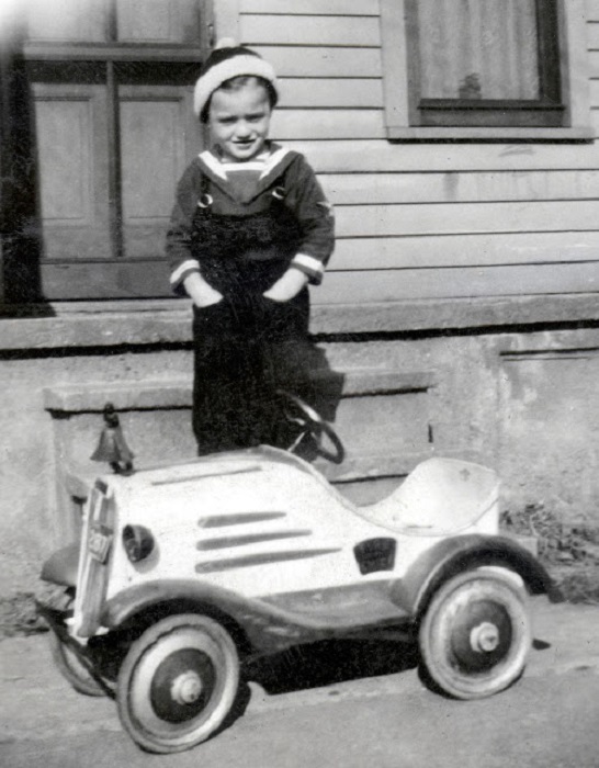 Мальчик со своим первым детским автомобилем, 1937 год.