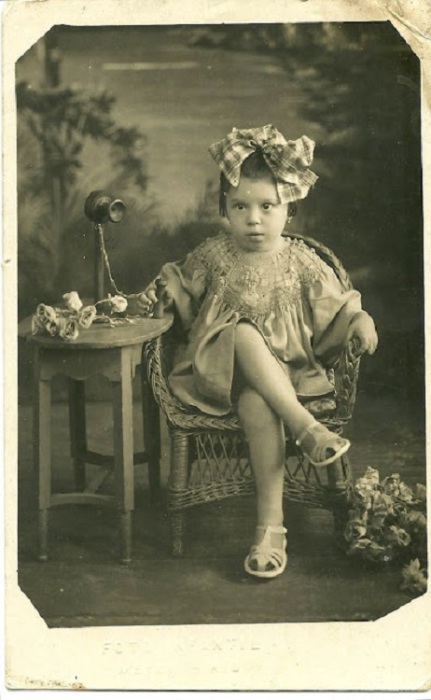 Маленькая девочка в фотостудии, 1938 год.