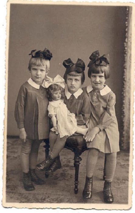 Элегантные сестры с огромными бантами и куклой, Латвия, 1937 год.