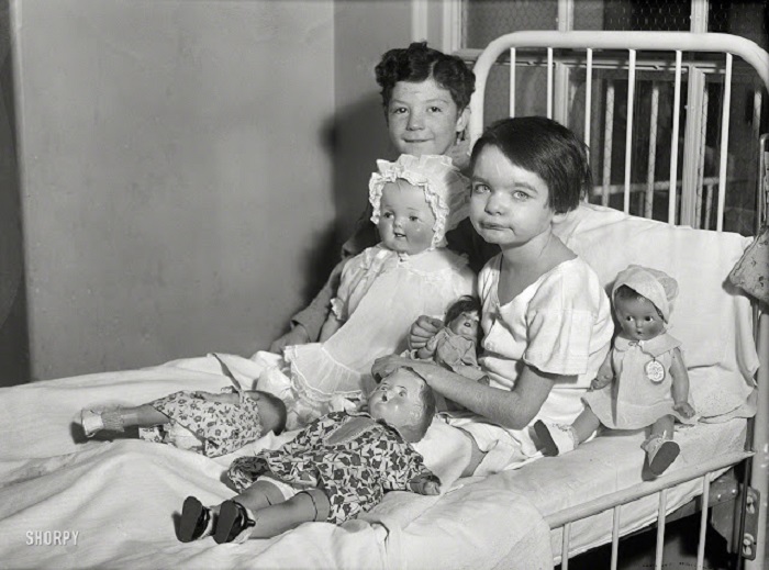 Дети на больничной кроватке с куклами,  Вашингтон, округ Колумбия, 1931 год.
