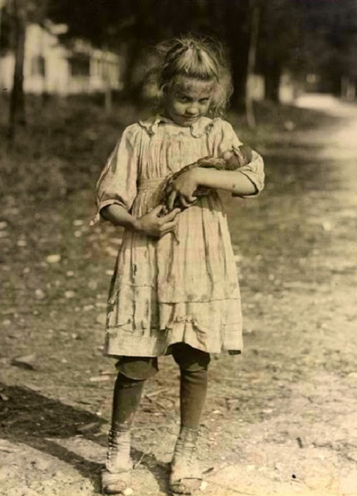 Девочка играет с куклой, 1930 год.