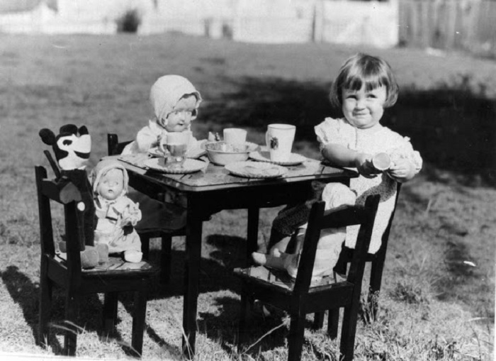 Жизненные фотографии детей с их игрушками в 1930-хх годах.