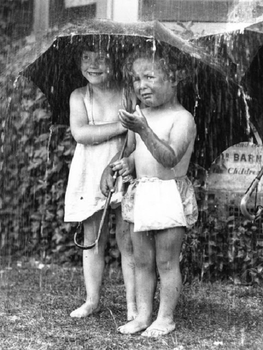 Дети под зонтиком, 1934 год.