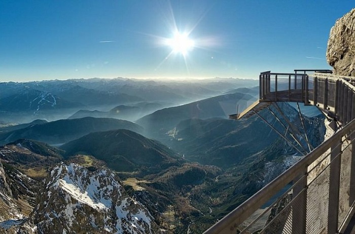 Решетчатые стальные конструкции позволяют любителям экстрима любоваться заснеженными хребтами, зелеными долинами и вершинами Альп.