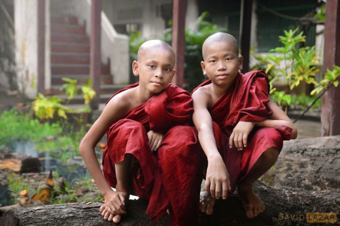 На лицах монахов читается тотальное отсутствие эмоций и смирение.
