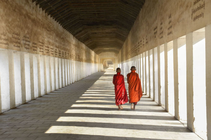 Каждое утро монахи обходят окрестности монастыря, собирая в чаши подаяние.