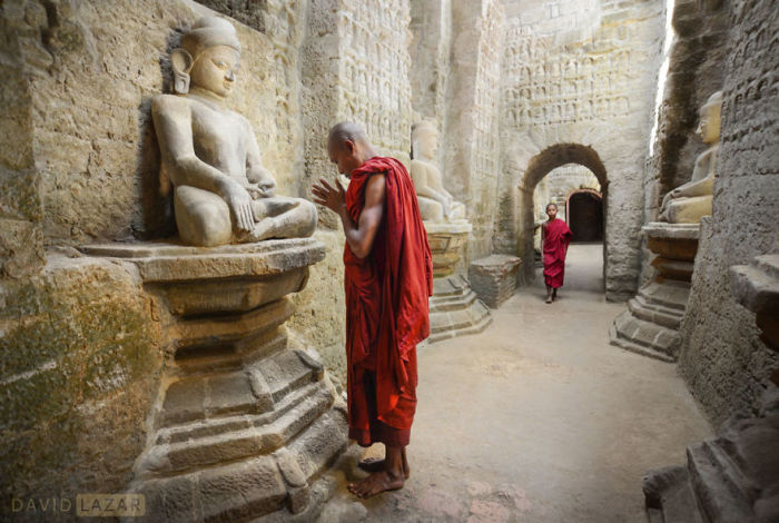 Монах во время молитвы.