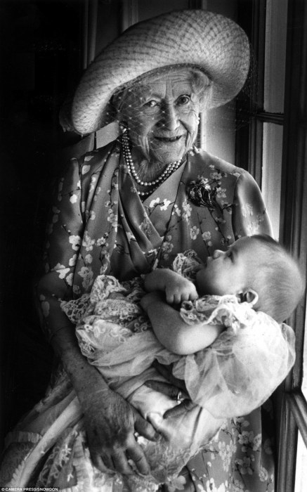 Елизавета Боуз-Лайон с правнуком на руках, 1999 год.