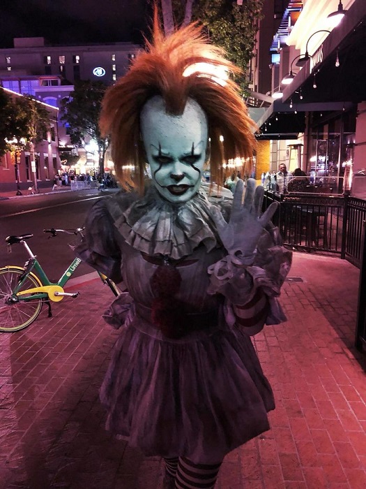 Жуткий косплей на Танцующего клоуна из фильма ужасов «Оно», снятого по роману Стивена Кинга.