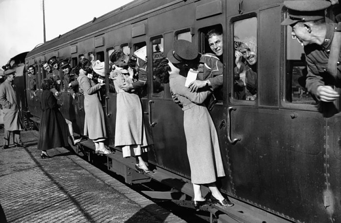 Солдаты высовываются из окон вагона, чтобы поцеловать своих близких, 1935 год.