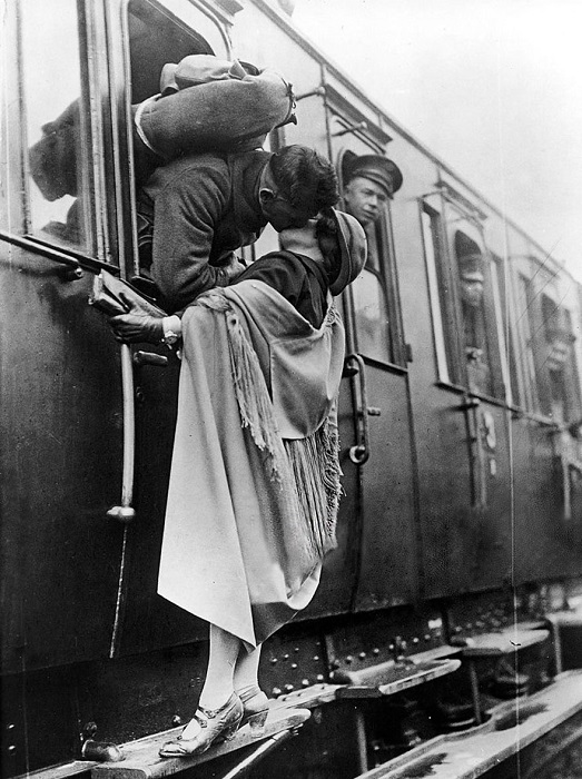 Солдат нежно целует свою девушку перед отъездом на поезде, 1922 год.