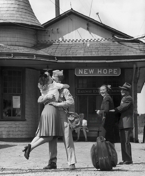 Женщина обнимает и целует вернувшегося солдата, 1945 год.