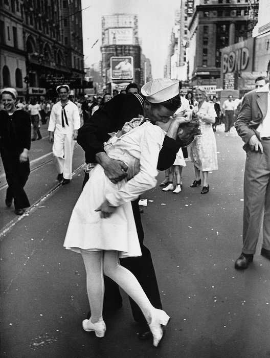 Поцелуй в центре Нью-Йорка символизирующий окончание войны, 1945 год.
