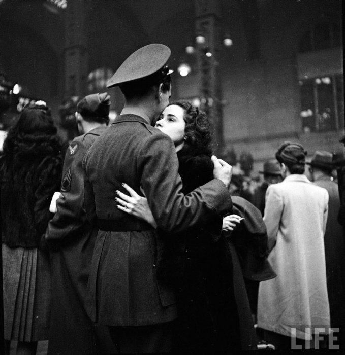 Прощание пары на вокзале, 1943 год.