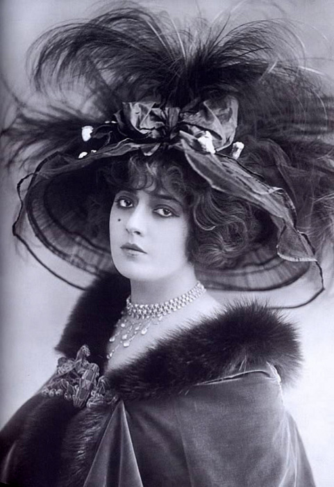 Дама в накидке, обшитая мехом, с незаменимым атрибутом начала 20 столетия - шляпе.