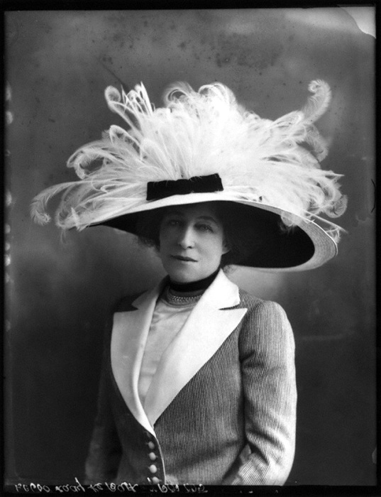 Роскошная представительница женского пола в оригинальном шляпном фасоне.