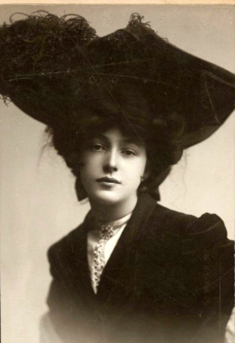 Модели шляп начали меняться, так как представительницы женского пола начали приподнимать волосы вверх.