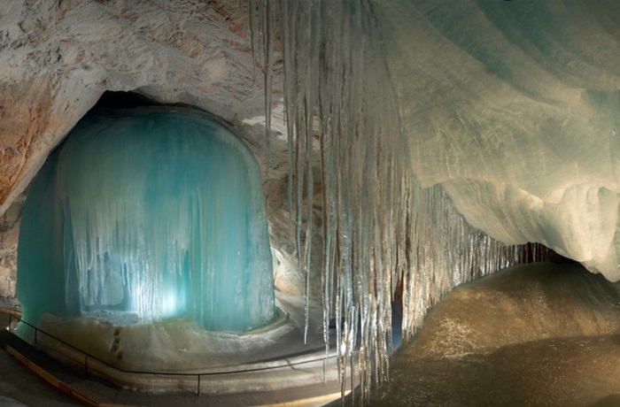 Крупнейшие в мире ледяные пещеры, обнаруженные в конце 19 века.