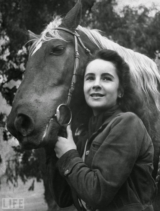 В 1944 году, Элизабет сыграла юную наездницу в фильме «Национальный бархат».