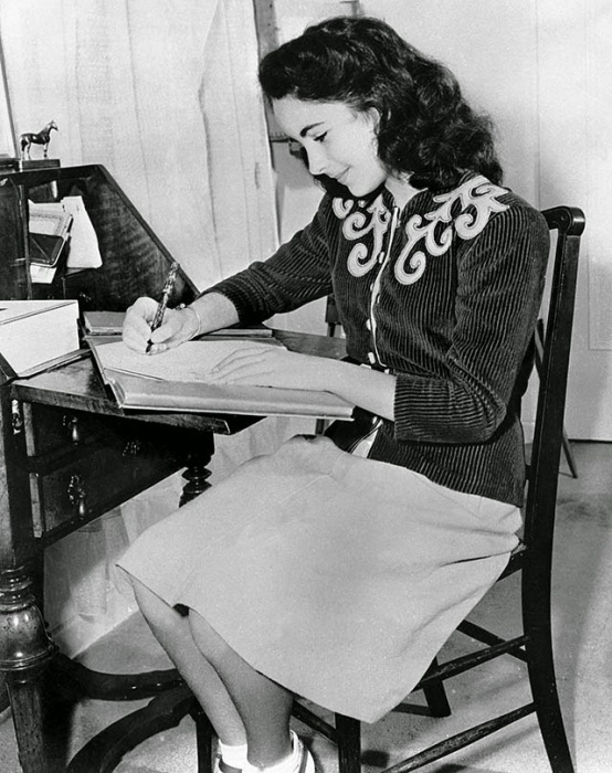 За своим любимым столом, 1945 год.
