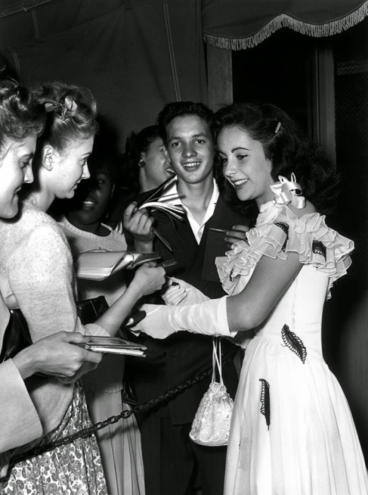 Тейлор раздает автографы для своих поклонников в ночном клубе в 1946 году.