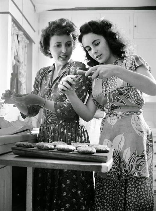 Элизабет со своей мамой у себя дома в Лос-Анджелесе, 1947 год.