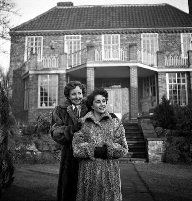 Элизабет Тейлор и её мама, Сара, в 1948 году.