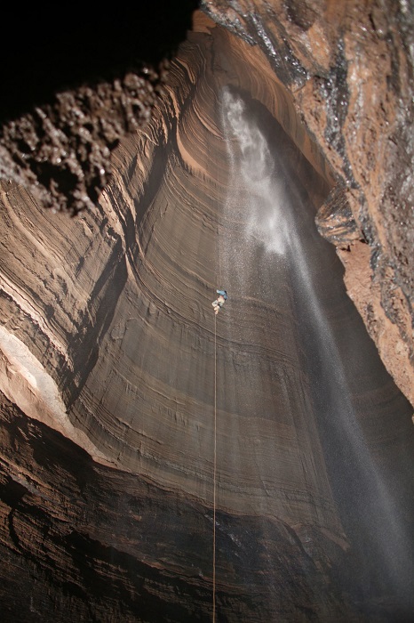 Глубина пещеры составляет 178 метров и это просто мечта для любителей спусков на канатах.