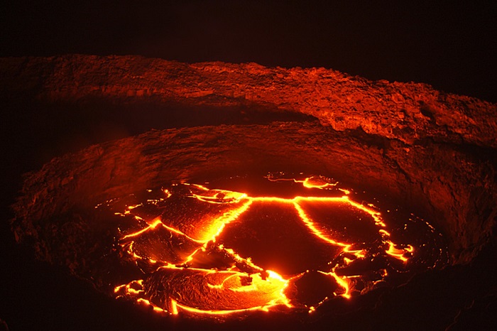 Жемчужина Данакиля - базальтовый щитовой вулкан, с лавовым озером в кратере.