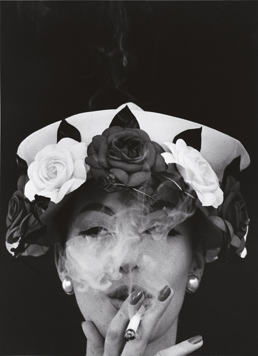 Женщина в шляпе с 5-ю розами, Paris Vogue, 1956 год. Американский фотограф и кинорежиссёр Уильям Кляйн.