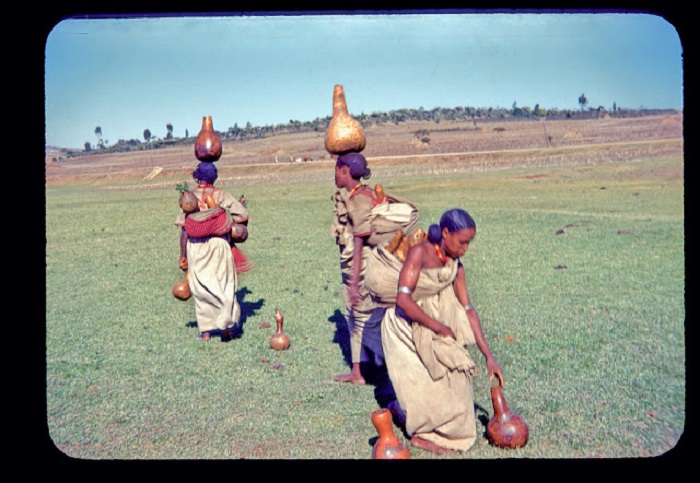 Молодые эфиопки несут домой продукты за спиной и сосуды с водой за несколько тысяч километров. 