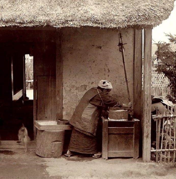 Работа на ручной мельнице, 1898 год.