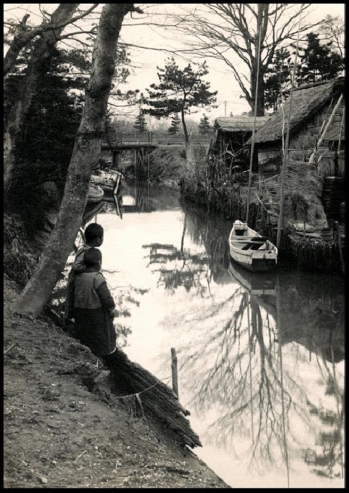 Мальчики на берегу канала, разделяющего деревню, 1898 год.