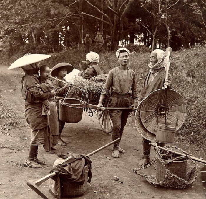 Японская семья возвращается с работы на полях, 1898 год.
